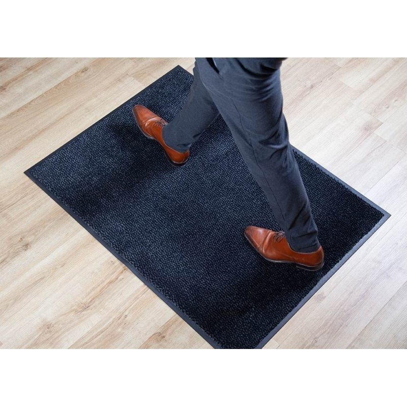 What important features should an entrance doormat have?