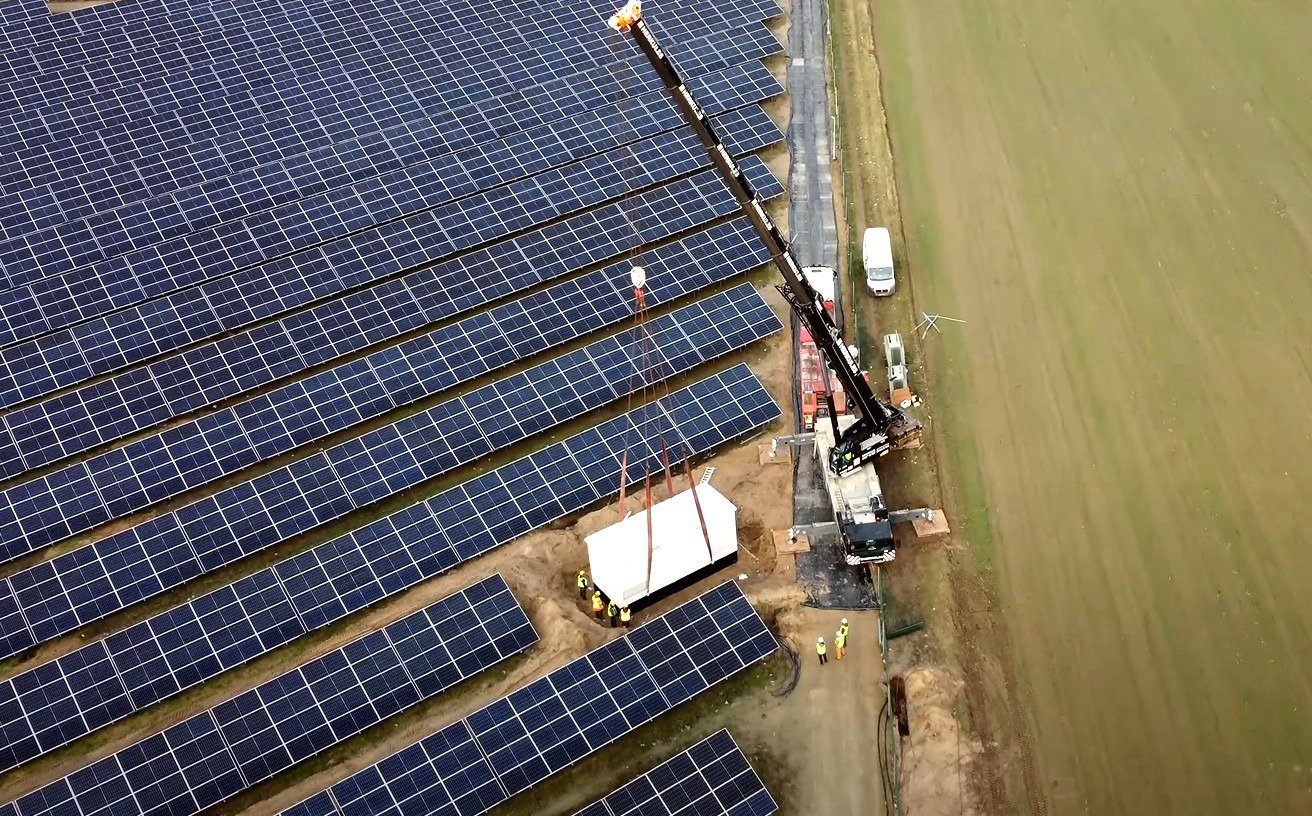 Energia odnawialna – budowa farm fotowoltaicznych z płytami drogowymi